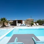 Ξενοδοχείο με διαμερίσματα Myconian Theros Luxury Suites 4*