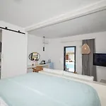 Myconian Theros Luxury Suites Ξενοδοχείο με διαμερίσματα 4*