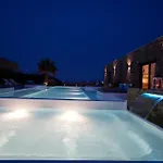 Ξενοδοχείο με διαμερίσματα Myconian Theros Luxury Suites 4*