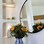 Ξενοδοχείο με διαμερίσματα Myconian Theros Luxury Suites 4*